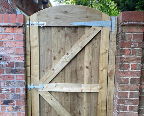 dome featherboard side gate 0001 tatton fencing Dome featherboard side gate