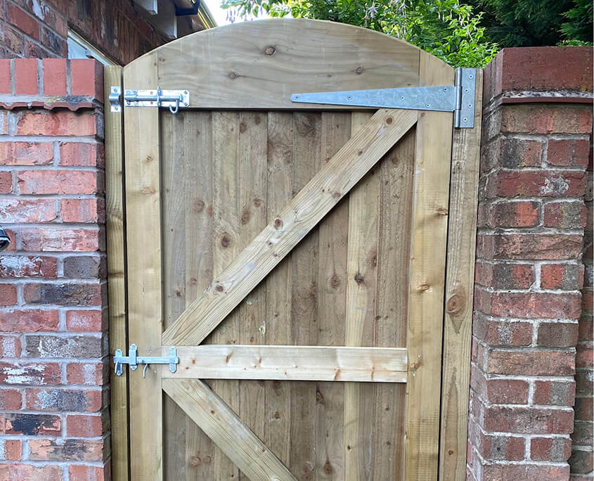 dome featherboard side gate 0001 tatton fencing Dome featherboard side gate