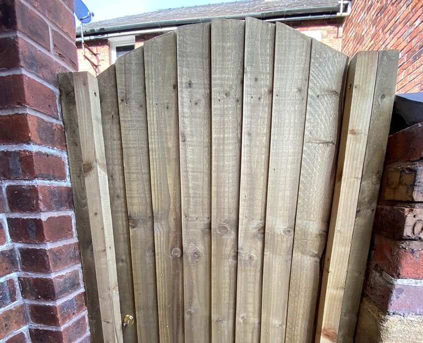 dome featherboard side gate 0254 tatton fencing dome featherboard side gate